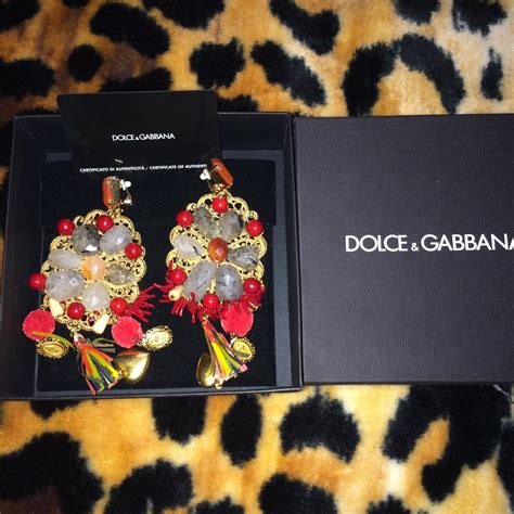 Scopri la nuova collezione di orecchini Dolce & Gabbana su.